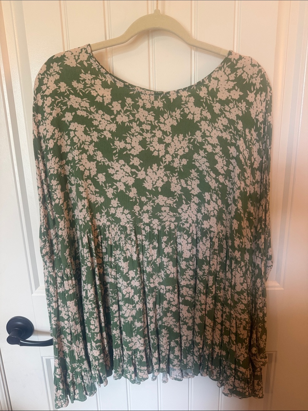 easel Green and Cream Floral Pleated Blouse
